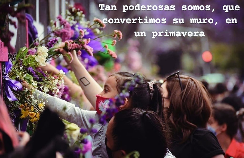 Diosadelamar's tweet photo. Tan poderosas somos, que convertimos su muro, en un primavera 🌻🌱🌺🌸🌻🌼🌹💐 https://t.co/HYLLCZwClq
