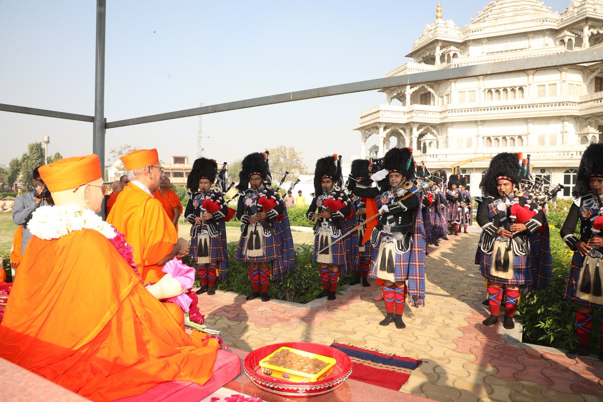 smspbIndia's tweet photo. #ShreeMuktajeevanSwamibapa #PipeBand #India Performed on Maninagar Shree Swaminarayan Gadi Sansthan's ceremonial flag ceremony performance and tribute in remembrance of " Vedaratna #AcharyaSwamiShreeMaharaj " at smruti mandir. https://t.co/tSgTn9sy49