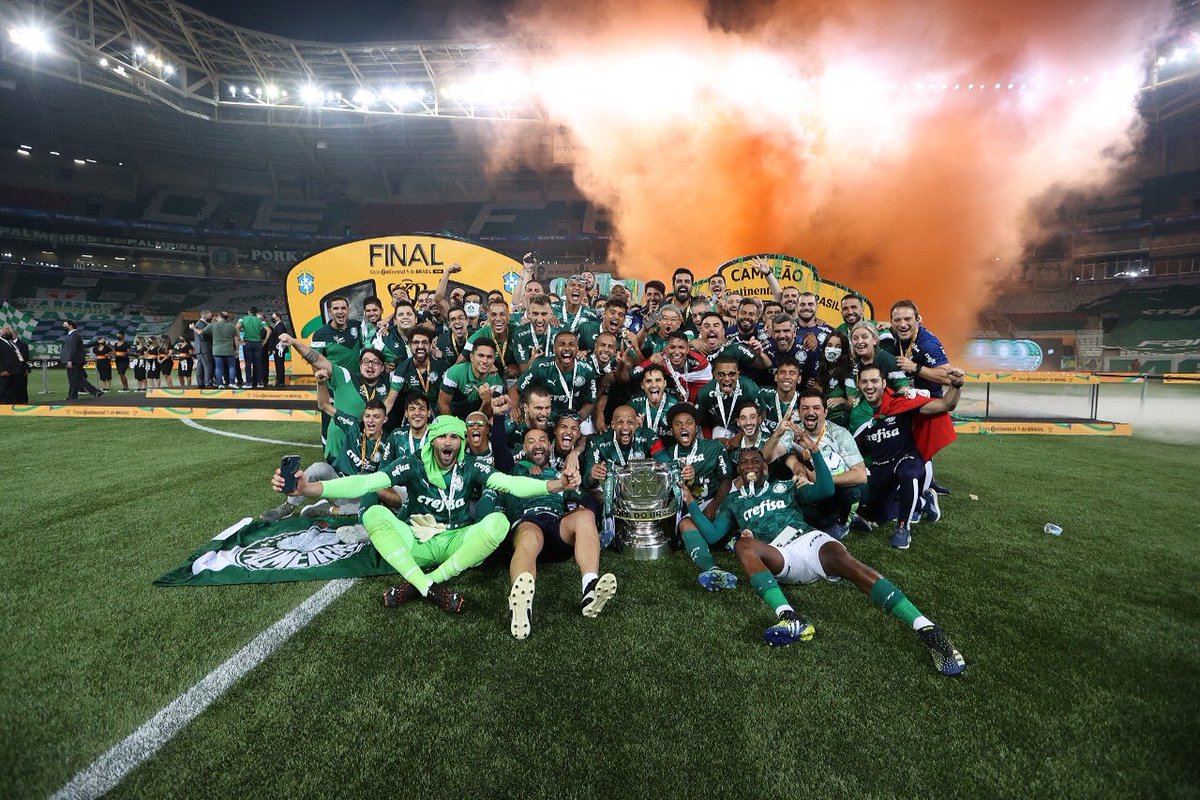 Palmeiras's tweet photo. 🏆🏆 Só para quem vai começar a semana C A M P E Ã O 🏆🏆
#AvantiPalestra
#TETR4CAMPEÃO https://t.co/6aFgCWHuZj