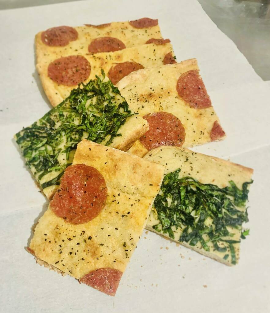 localedibles's tweet image. Pepperoni pizza with a white sauce and shredded spinach + onions on a homemade @natureslegacy_ spelt crust 🍕😍🤤 #homecook #pizzalover #homemadecrust #whitepizzasauce #oliveoil #garlic #oregano #basil instagr.am/p/CMI_wQXlyo_/