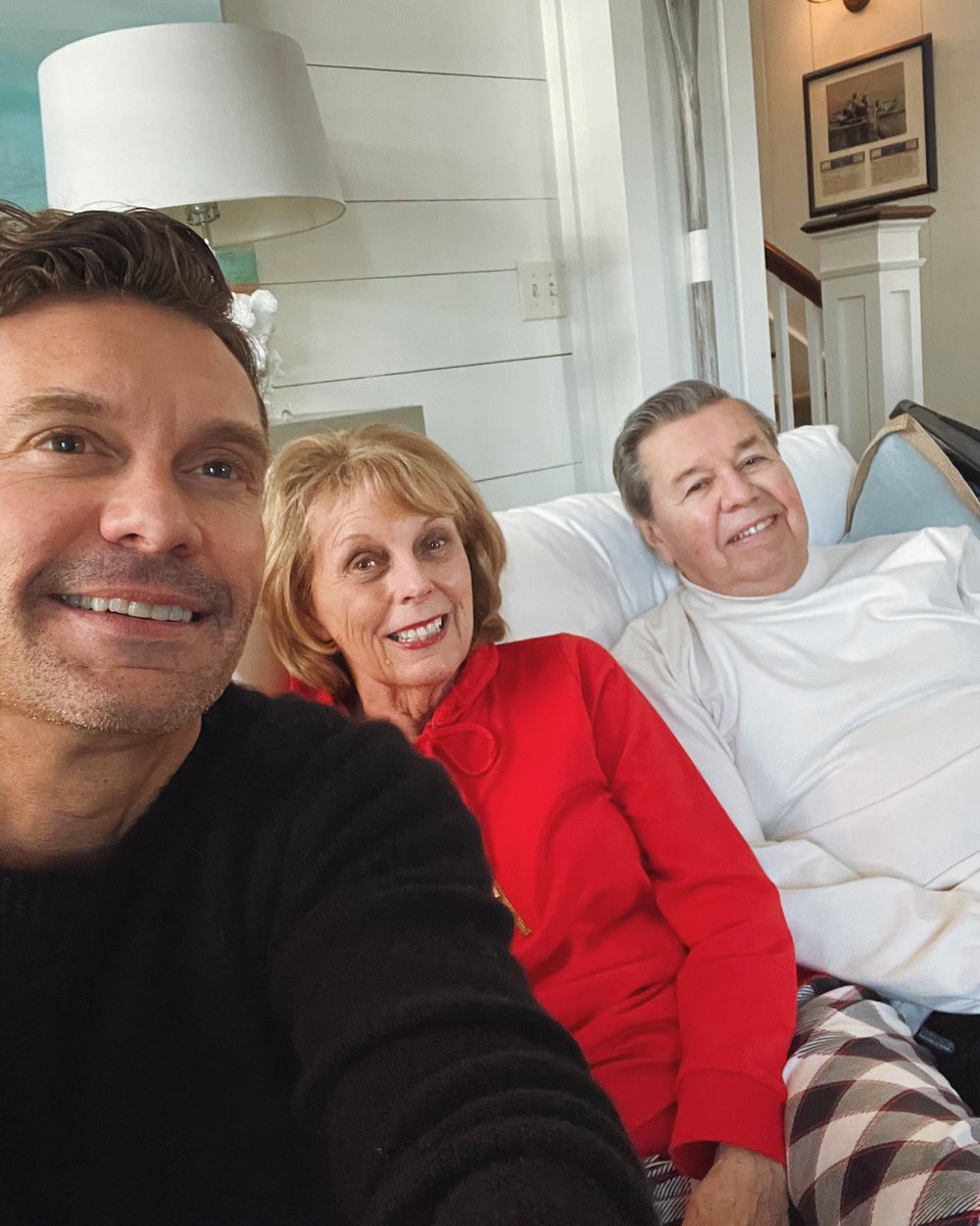 RyanSeacrest's tweet photo. Sunday nights are for the fam. #AmericanIdol https://t.co/sEEg1TyTUc