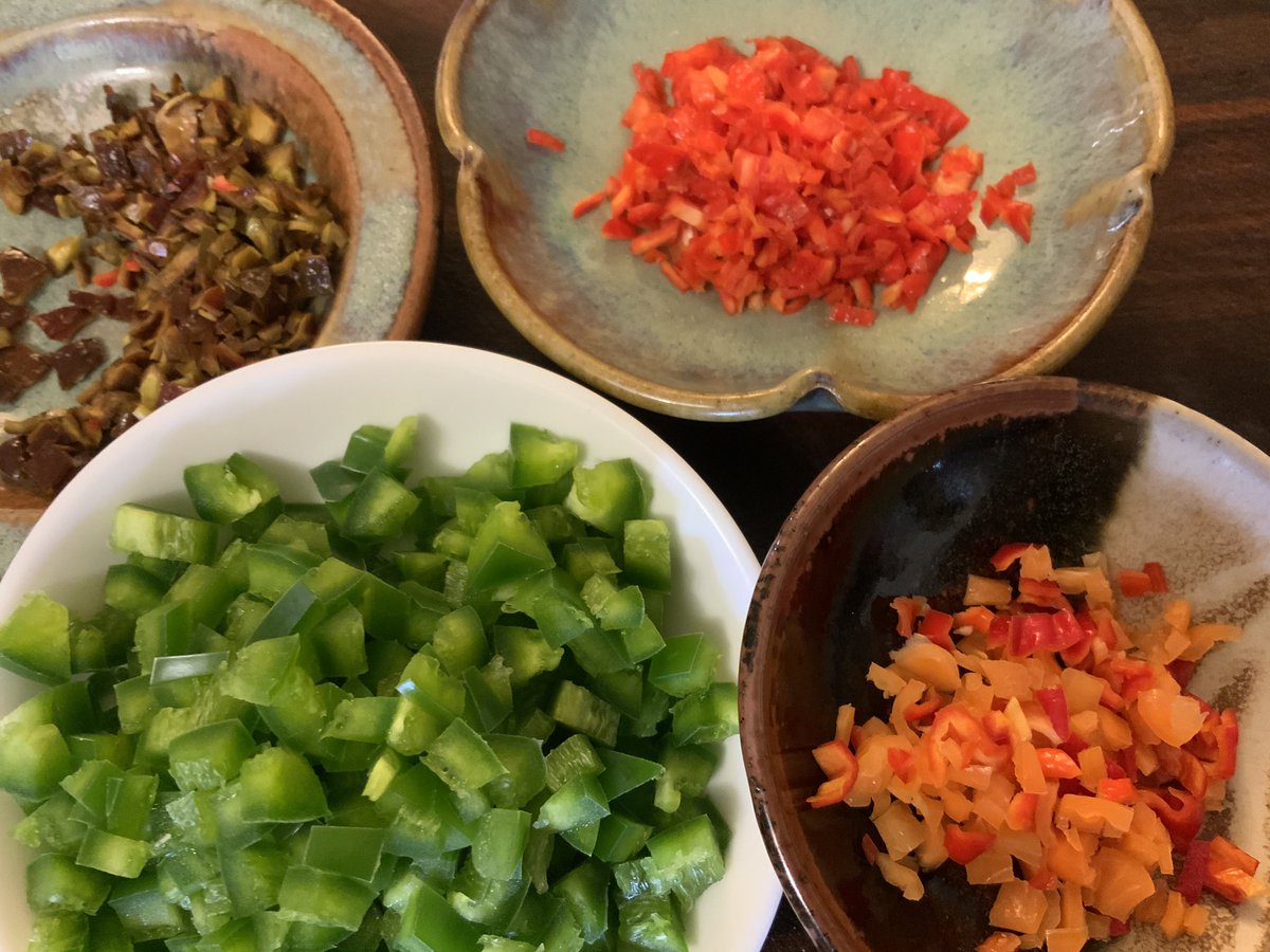 Talyeni1's tweet image. I think I&apos;m missing California......

....it&apos;s Monday and I&apos;ve decided it&apos;s &quot;Taco Tuesday!&quot; 

.....and also time for a massive batch of salsa. 

Careful......the chillies are hotter than hell!!! 

#hotterthanhell #tacotuesday #salsatime