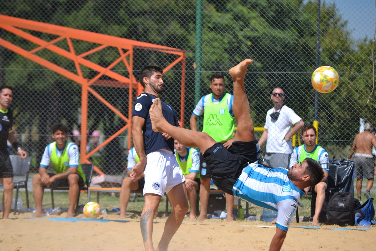 TotalmenteRC's tweet photo. #FutbolPlaya
#Transicion2020
En la final del torneo #Racing cayó ante #Acasusso por 4-2. Luciano Sirico marcó los 4 goles del campeón, mientras que Carlos Rivera anotó los 2 de La Academia. Notable desempeño del equipo de Matías Galván a lo largo del torneo
📸@NicoEchizen https://t.co/JdEOKjG1On