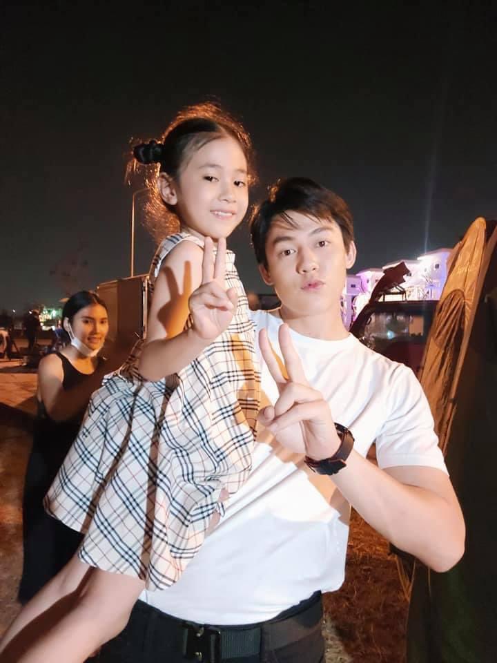 Cayla_Iris's tweet photo. เมื่อวานเข้าฉากกับเด็กน้อย 🥰😍#เกมล่าทรชน #หมากปริญ 

FB Asamamun Thapanansakul https://t.co/yacePxYCMh