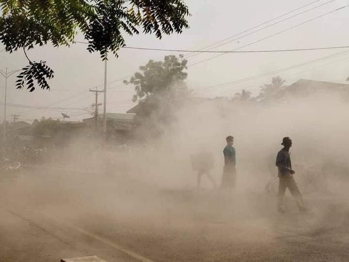 ThuThuZaw13's tweet photo. STOP SIEGE 
Happening now in Hinthada .
#WhatsHappeningInMyanmar #Mar8Coup photo crd https://t.co/578BprOGyk