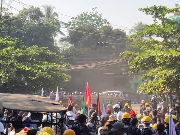 SaiYeeOne227's tweet photo. SAC’s Terrorists start to disperse the crowd of protesters in Bago using tear-gases and stun grenades around 9 a.m today. They don’t even allow the civilians to assemble and protest peacefully.
📸VOM

STOP SIEGE 

#WhatsHappeningInMyanmar 
#Mar8Coup https://t.co/aZtDtzP7MD