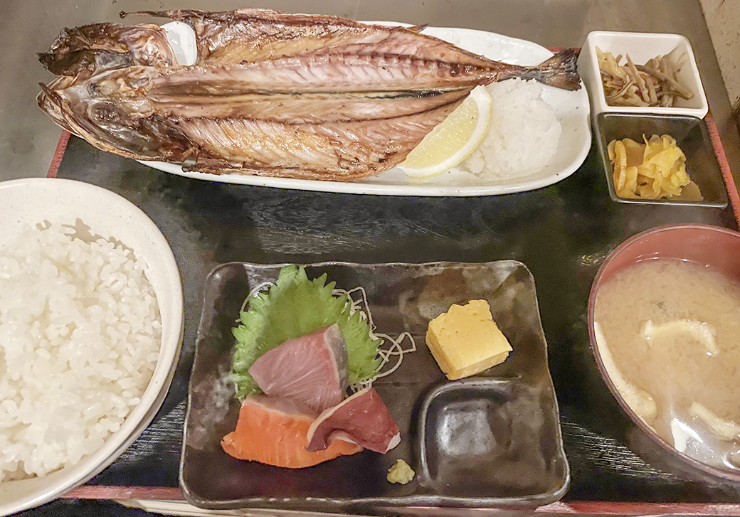 四ツ谷 魚一商店 沼津直送 真サバの開きです 本日も大きいです 四ツ谷 しんみち通り 魚一商店 ランチ 定食 鯖 四ツ谷 魚一商店 沼津直送 真サバの開きです 本日も大きいです 四ツ谷 しんみち通り 魚一商店 ランチ 定食 鯖