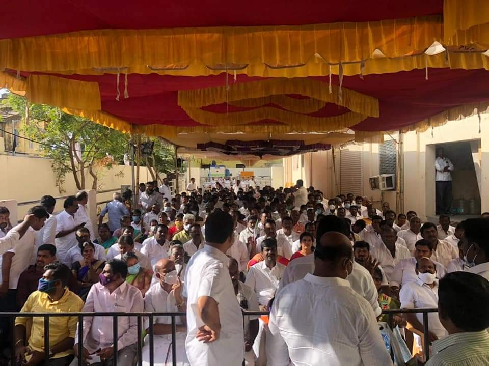 Vijayapandi2496's tweet photo. இன்னும் சற்று நேரத்தில் தலைமை கழக அலுவலகத்தில் 2021 சட்டமன்ற தேர்தலில் போட்டியிட விருப்பமனு அளித்தவர்களிடம் நேர்காணல் நடைபெற உள்ளது..
#வெற்றிசின்னம்குக்கர்
#TTVDhinakaran #AMMK
#VoteForTTV #TTV4TNCM https://t.co/l6Yi5QPpfO