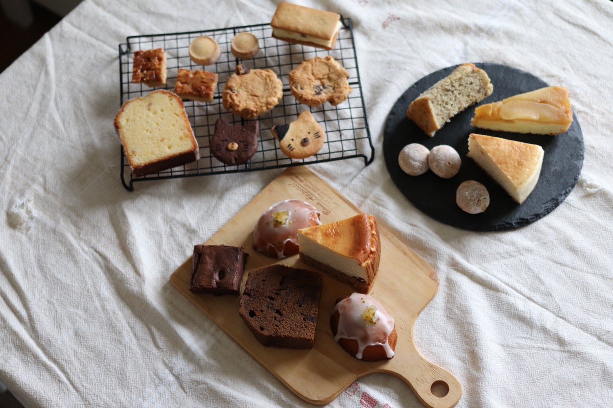 sweet017s's tweet photo. ~ homemade party ~
ココ(@cocoriskitchen )と我が部屋で手作りお菓子を持ち寄って🧁💕
夢にまでみたレーズンバターサンド…🥺大好きなディアマンもタッパーに盛り②でここは天国か…？👼🏻
最近ハマり中のレモンケーキも2種🍋チーズケーキもラムレーズン入り！私を甘やかせる天才！ありがとう♡♡ https://t.co/cSY9kTxyiQ
