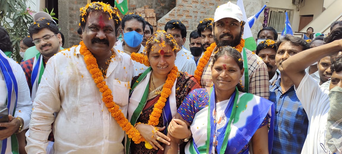 DamasubbaraoOff's tweet photo. 86వ వార్డు వైఎస్సాఆర్ సిపి కార్పోరేటర్ అభ్యర్ధీ దామా సుబ్బారావు గారు ఆద్వర్యంలో రాసలమ్మకాలనీలో ప్రచారంలో పాల్గున్న రాజ్యసభ సభ్యులు గౌ. శ్రీ విజయసాయి రెడ్డి గారు.
#VijayasaiReddy #votefordama #ysrcpgajuwaka #damaforvote #YSRCPLeader #DamaSubbarao #YSRCPCECMemberDama #86thwardysrcp https://t.co/I5sSo8ciYe