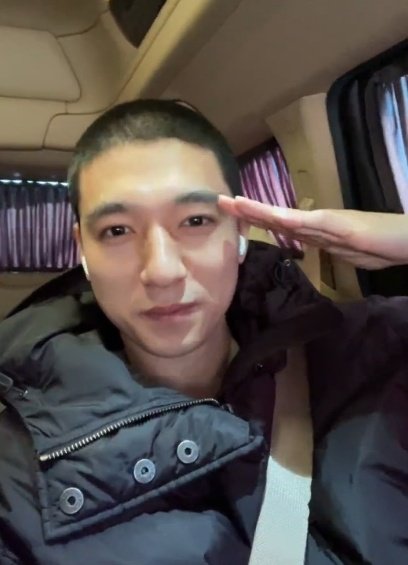 youngkthebae_'s tweet photo. 🐻 I will go now and comeback healthy. You guys also stay physically and mentally healthy.

LEADER SUNGJIN'S GOODBYE SALUTE 😭 OUR LEADER IS GOING INTO THE ARMY 😭 https://t.co/5uO21FDLgg
