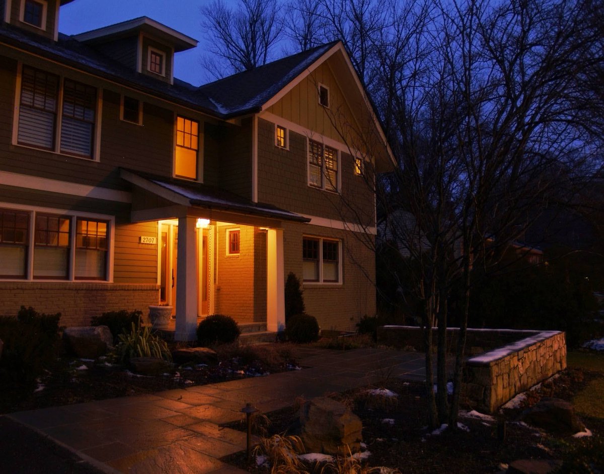 DayloomDesign's tweet photo. Landscape lighting brings curb appeal &amp; transformation to your home. Check out these #beforeandafter photos! From dark &amp; dreary to a warm &amp; welcoming glow https://t.co/yzHuUiuDWt