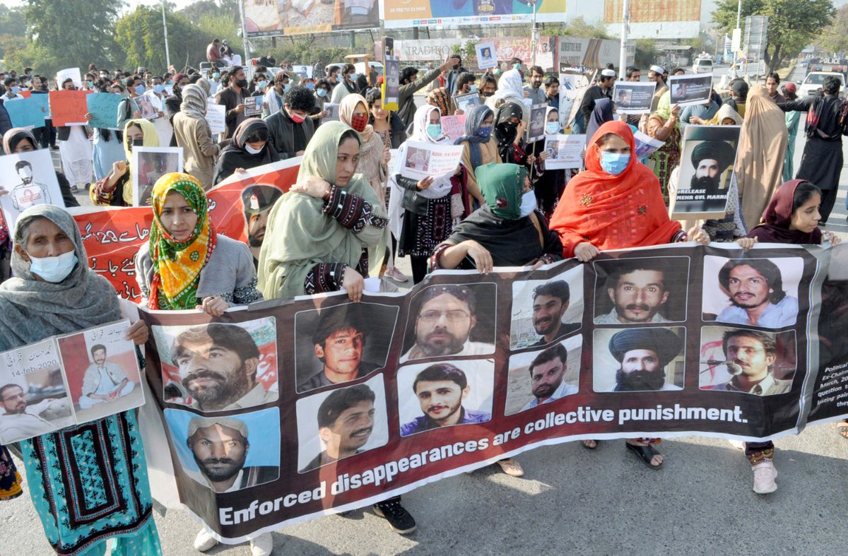 BalochRehbar's tweet photo. پوری دنیا میں لوگ عورت کی آزادی کے لیے آواز اٹھاتے ہیں لیکن بلوچستان دنیا کا واحد خطہ ہے جہاں بلوچ عورت اپنے مردوں کی آزادی کے لیے آواز بلند کررہے ہیں میں پوری دنیا میں بلوچ عورت کو مہذب اور باشعور سمجھتا ہوں اور میں خواتین کے عالمی دن کو بلوچ عورت کے نام کرتا ہوں https://t.co/uQVbaazJqK