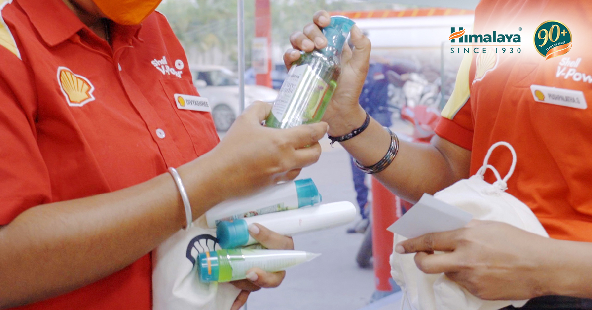 HimalayaIndia's tweet photo. #Himalaya, in partnership with @Shell_India, is spreading happiness through #wellness this #InternationalWomensDay at over 200+ fuel stations. We are sponsoring gift hampers for all women service champions at the fuel stations and giveaways for women who visit Shell on 8th March. https://t.co/i5zDrOoLLD