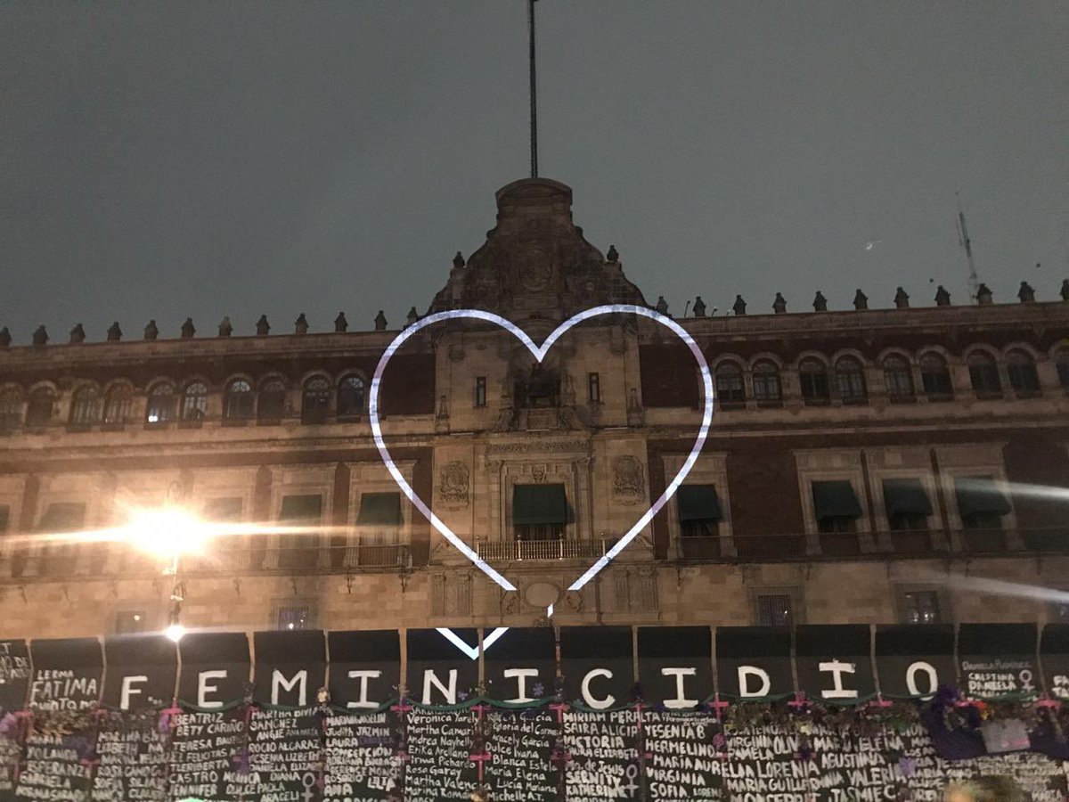 CCNews__'s tweet image. Esta noche, colectivas feministas proyectaron en la fachada de Palacio Nacional tres de sus principales exigencias previo al #8M.

&amp;gt;&amp;gt; bit.ly/2Oahwoo