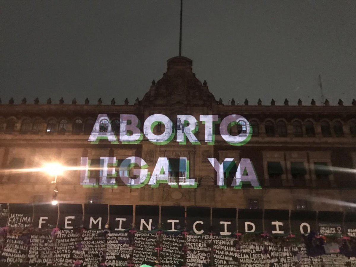 CCNews__'s tweet image. Esta noche, colectivas feministas proyectaron en la fachada de Palacio Nacional tres de sus principales exigencias previo al #8M.

&amp;gt;&amp;gt; bit.ly/2Oahwoo