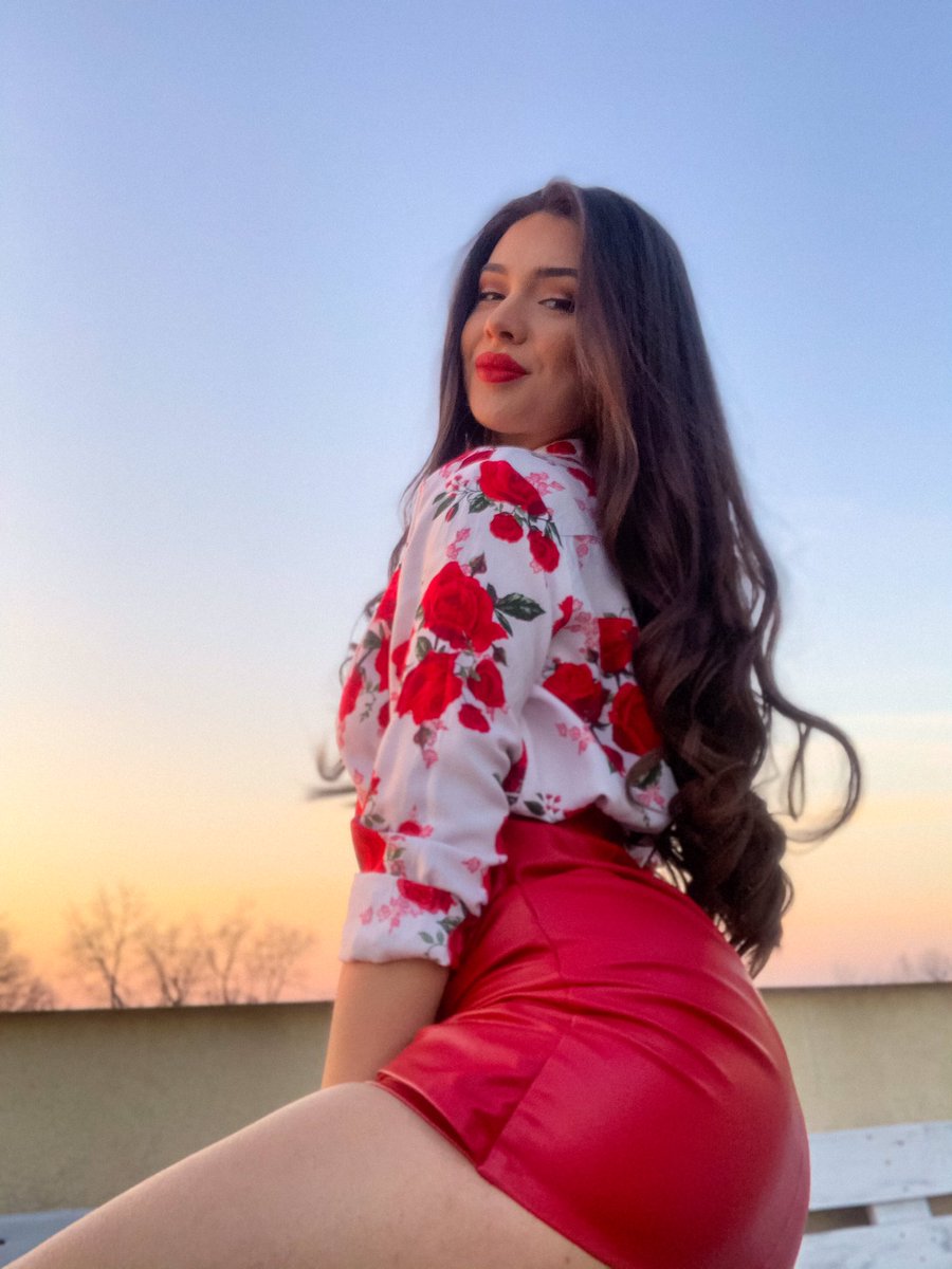 LustSophie's tweet photo. what a beautiful morning🌞
check the link in my bio for more👆🏼
#sunrise #Livestream #linkinmyprofile https://t.co/2aOBwTl9Hu