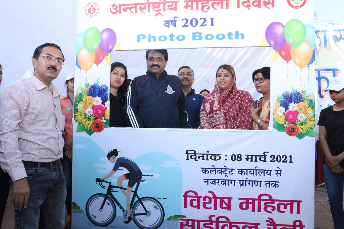 TikamgarhC's tweet photo. #internationalwomensday के अवसर पर आयोजित साईकिल रैली के समापन अवसर नजरबाग प्रांगण में सभी को शपथ दिलाई गई तथा हस्ताक्षर अभियान चलाया गया एवं सैल्फी प्लाइंट पर सभी ने सेल्फी भी ली
#internationalwomensday2021
#mpwcd @MinistryWCD
#JansamparkMP @JansamparkMP
@TikamgarhC @SPTikamgarh https://t.co/ReEZIOh5Yl