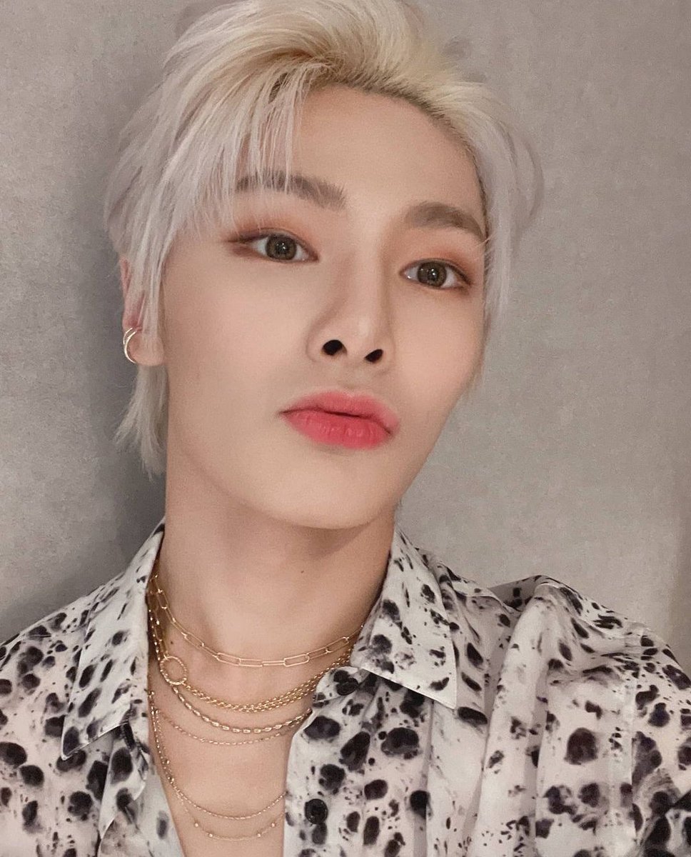 BillyHopeCB's tweet image. Marzo 8, Yaek Wedding.

—Se toma unas fotos antes de irse a la boda de sus amigos Yuyin y Baekie, las publica y luego de va con @JxngAnnie a la mansión bitiz para la celebración.—