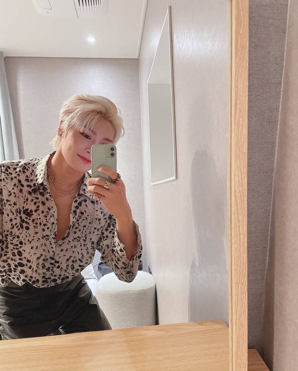 BillyHopeCB's tweet image. Marzo 8, Yaek Wedding.

—Se toma unas fotos antes de irse a la boda de sus amigos Yuyin y Baekie, las publica y luego de va con @JxngAnnie a la mansión bitiz para la celebración.—