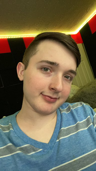 Hey guys how I look today https://t.co/V8SBthDgHd