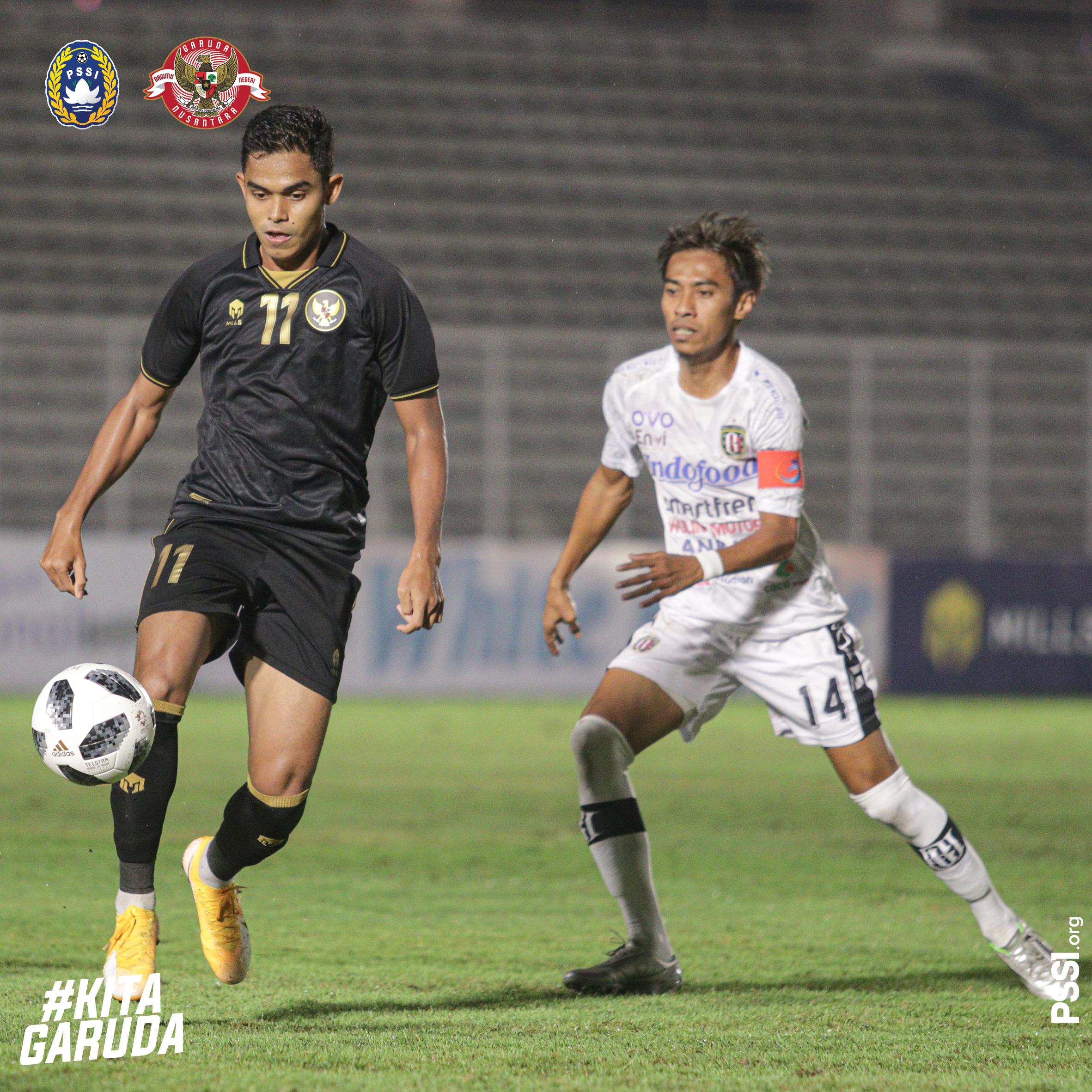 Pemain Timnas U23 Indonesia Miftahul Hamdi (kiri) dijaga ketat kapten Bli United Fadil Sausu 