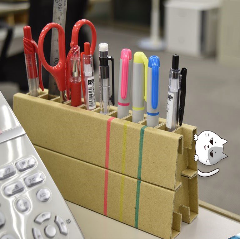 tamapack_design's tweet photo. ペン立てでござる!
細かく仕切られてるからペンが見やすくて選びやすい(=^x^=)
#ペン立て #文房具 #デスク周り
#段ボール #ディスプレイ #パッケージ
#タマパック #TAMAPACK
#たま侍 #キャラクター #ねこ https://t.co/ThjeQnltYV
