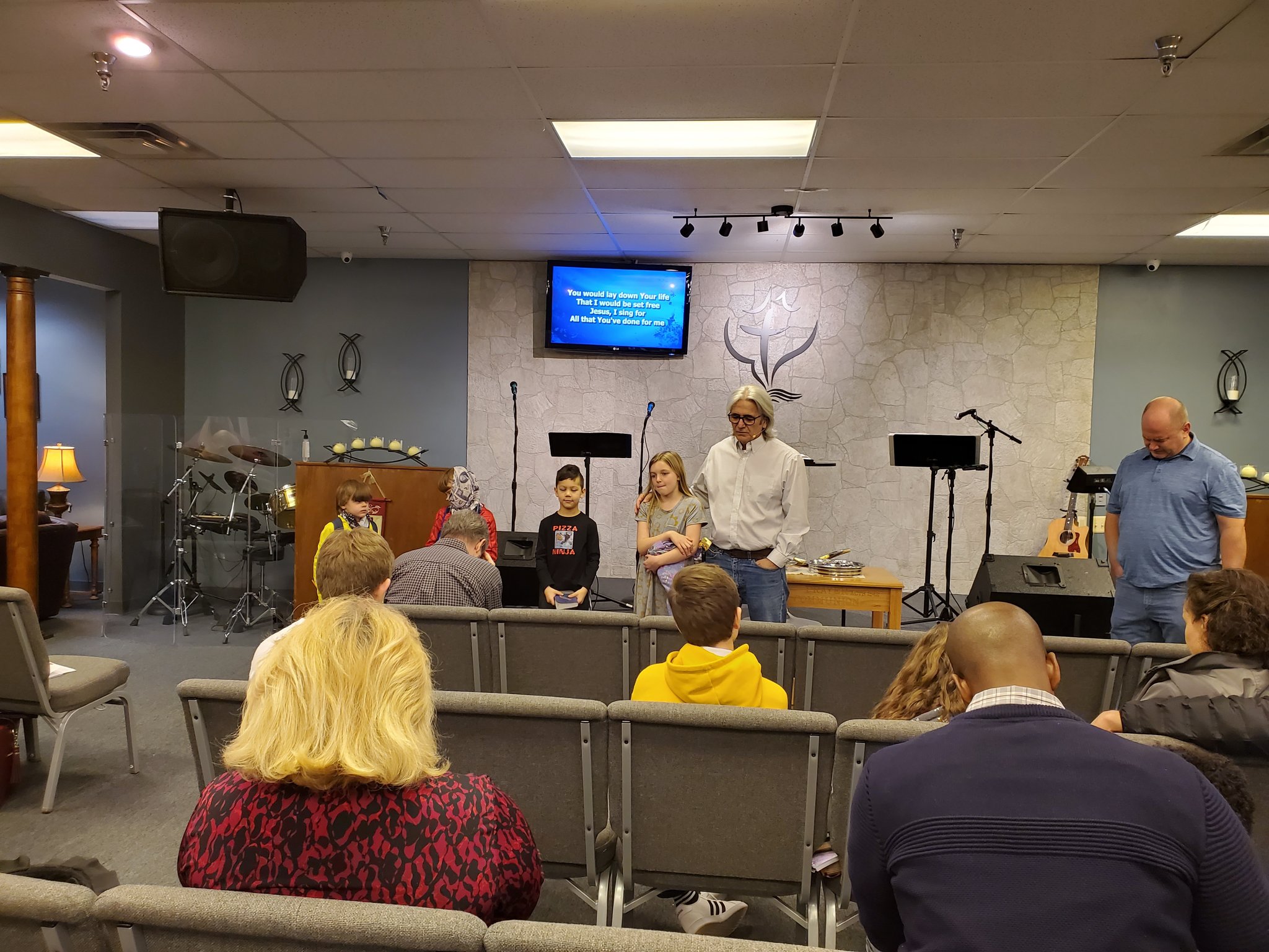 709老木on Twitter Rt Vivian 这是我见过的美国最小的教会 牧师是银行职员还没全职事奉 敬拜只有三个姊妹 一个弹吉他一个拉小提琴一个唱歌 牧师给几个小孩祷告后他们就被一个弟兄带到小房子学习 其他几个