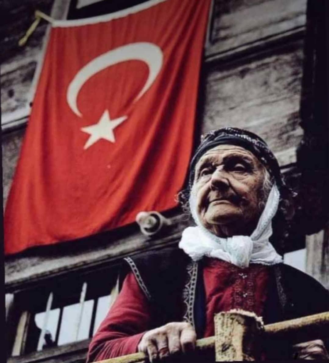 8 Mart, kadının değerinin bir günle sınırlandırılıp yapmacık övgü ve sevgi gösterilerinin sunulduğu kapitalist düzenin kadın üzerinden sömürü yapmak için iple çektiği bir gün. 
O nedenle 8 Mart değil , kadınlar günü değil, sadece ve sadece "kadın olmak''  kutlu olsun!