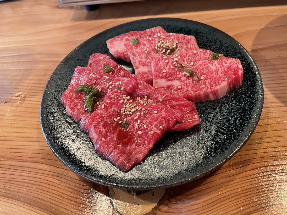 ofunanet's tweet photo. 本日、焼肉屋さんへ業態変更した #MUSHIRO で、ひとり焼肉ランチ❤️

実はひとり焼肉、初めてだけど、お洒落な店内＆カウンター席なので、1人でも全然大丈夫でした😊

サラダやキムチも付き、いいお肉なので、満足度高い✨

焼肉の他に、ユッケ丼やロコモコもありますよ！
そっちも気になる🤔

#大船 https://t.co/1ttQxrPPDN