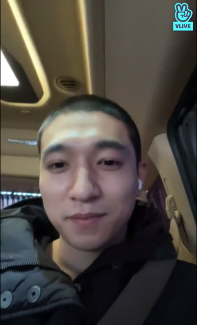 kyeochingu's tweet photo. #Sungjin #DAY6 menyalakan 'V Live' dalam perjalanan untuk mendaftar wajib militer. Dia memberi tahu penggemarnya bahwa kesehatan adalah yang paling penting, dan bahwa dia sudah merekam semua lagu pada comeback DAY6 mendatang. https://t.co/rM3YNqREZp