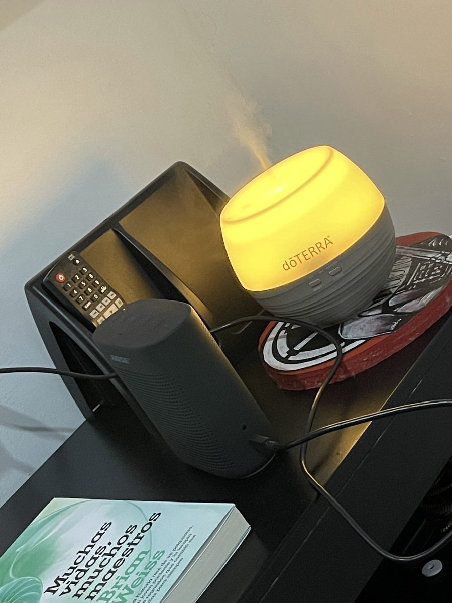 WiLRG_oficial's tweet photo. Pues ya aquí con el difusor de doTerra listo para dormir. Si no tienes uno, que esperas? #easyair #serenity #limon https://t.co/GJqi7Zxyke