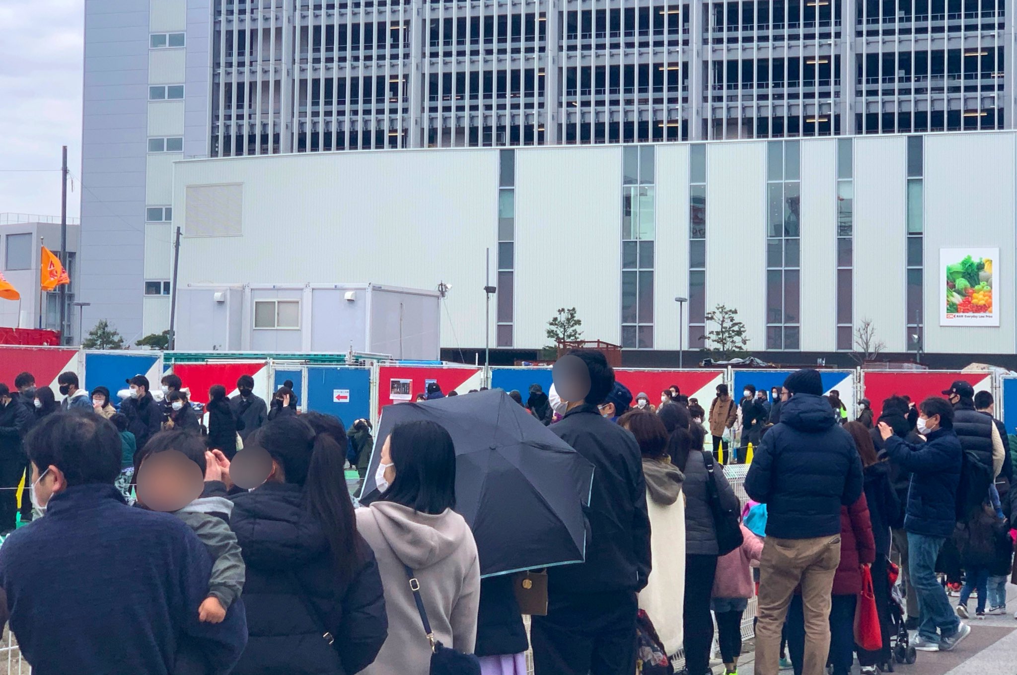 2 pic. 昨日の木下大サーカス最終日について。 緊急事態宣言延長されたのに前の歩道両サイドに行列ができるほど。 風で冷たくなった体を検温しても意味ないと思った。しかも追加で階段に席を設けていた。 密です！ 歓声も外まで漏れるほど。 サーカスをダメとは言いませんがコロナ対策はちゃんとね！ https://t.co/QKqSwzZMZn