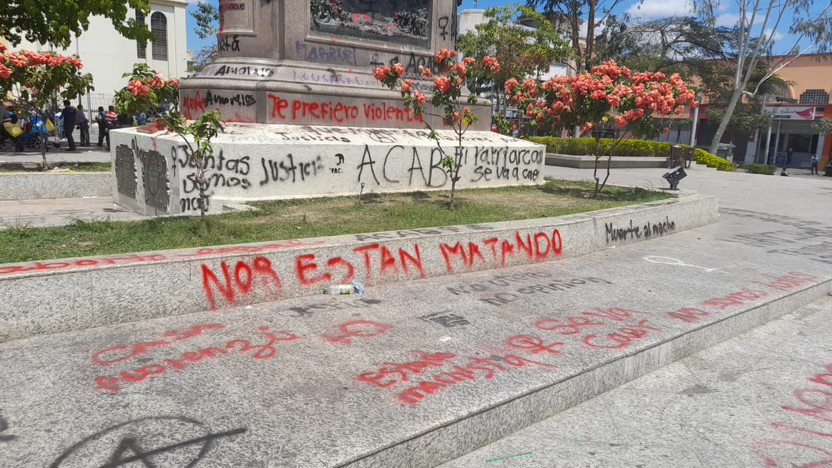 DavidPo86541122's tweet photo. Esto no es protesta, esto es vandalismo, está es una muestra de lo violento que es la ideología del feminismo radical , que luchan contra un enemigo imaginario, y que no buscan igualdad ni equidad sino la superioridad sobre el hombre #noalfeminismoradical https://t.co/lzFFb8GExz