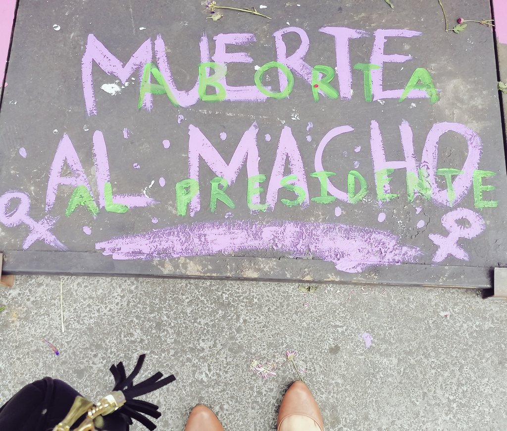Montse_2206's tweet photo. El gobierno federal tuvo un plan más elaborado para la #Marcha8M que para vacunarnos.#MarchaFeminista #DiaInternacionalDeLaMujer #MexicoFeminicida #Zocalo #NiUnaMas #NiUnaMenos https://t.co/Upt9LBDSNX