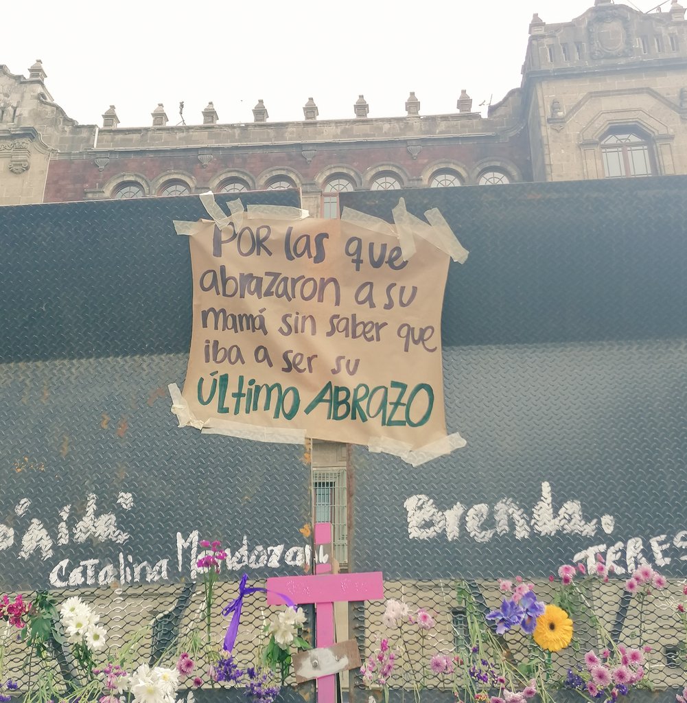 Montse_2206's tweet photo. El gobierno federal tuvo un plan más elaborado para la #Marcha8M que para vacunarnos.#MarchaFeminista #DiaInternacionalDeLaMujer #MexicoFeminicida #Zocalo #NiUnaMas #NiUnaMenos https://t.co/Upt9LBDSNX