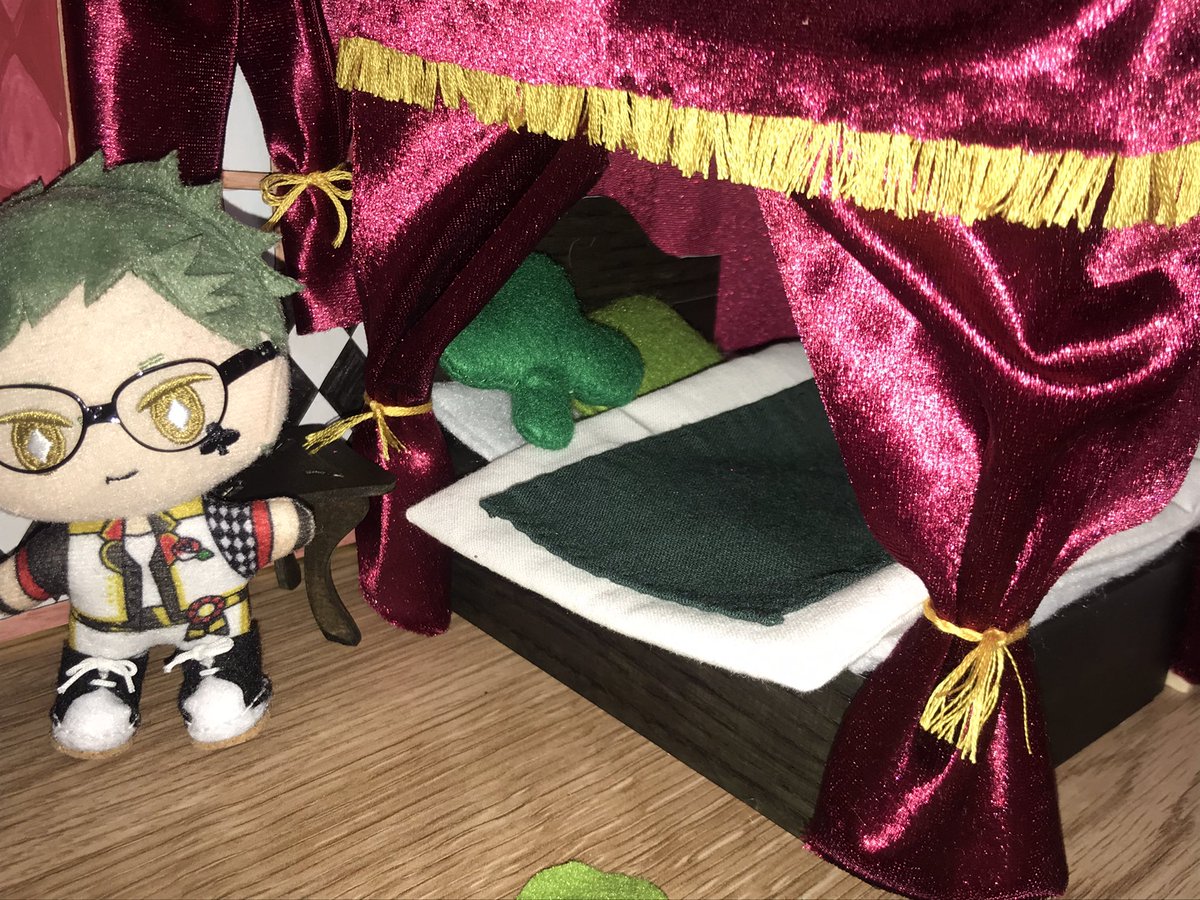 なかむら トレイの部屋 出来ました 実際とは違うところもあるけど ぬいちゃんサイズでなかなか悪くないのでは 暗くてわかりにくいけどちゃんと中にクッションもあるよ ツイステ工作部 ツイステ手芸部 ツイステぬい撮り部 なかむら トレイの部屋 出来ました 実際とは違うところもあるけど ぬいちゃんサイズでなかなか悪くないのでは 暗くてわかりにくいけどちゃんと中にクッションもあるよ ツイステ工作部 ツイステ手芸部 ツイステぬい撮り部