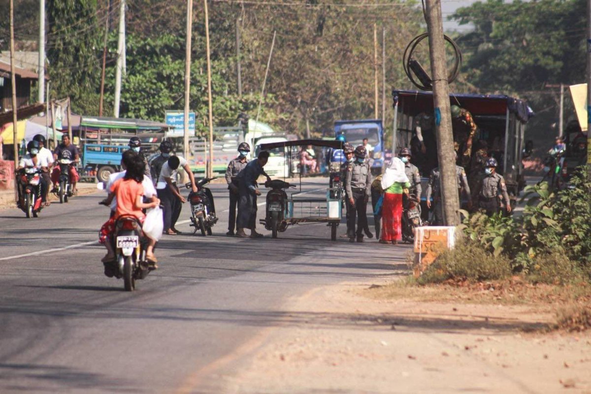 Terrorists stopped the motorcycles and cars to check the phones including social medias of passers- by this morning in Thaton, they are breaking human rights in every possible way.
STOP SIEGE
#WhatsHappeningInMyanmar  #Mar8Coup
