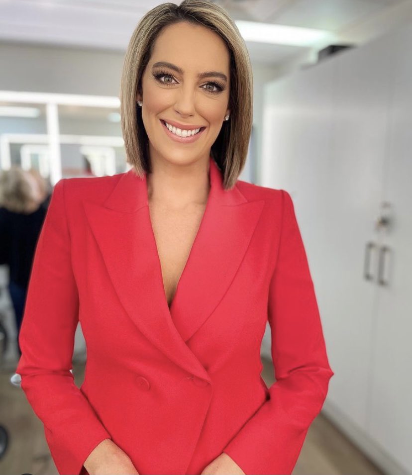 Kate_Limon9's tweet photo. At @9NewsAUS, in the regional news dept, women far outnumber men. And this #InternationalWomensDay especially in the current climate, I’m incredibly proud to lead this team of smart, strong, creative women. They’re the faces of &amp; faces behind the bulletins of QLD, NSW &amp; VIC 🙌🏼👊🏼 https://t.co/BtOjIZQp5B