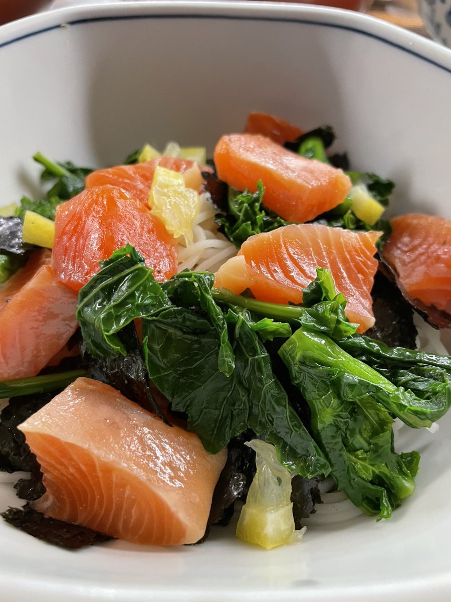 yoshinorihorii's tweet photo. 「霧島サーモンのちらしそば」綺麗な水で育ったサーモンが、お蕎麦の上を楽しそうに泳いでいるようです。ちょいとまだ肌寒いですが、さっぱりとお召し上がり下さい。
#更科堀井  #更科堀井立川店 #更科堀井立川店 #霧島サーモン #全日本食学会 #bean47 https://t.co/e4ghUWrFwm