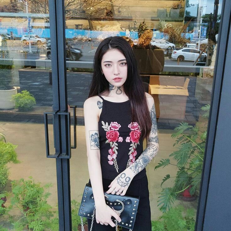 ❝ Yaek Wedding ❞ 

—se encontraba en el jardin de la biti mansion con su novia <a href="/HoshiDunJ/">H o s h i '✩</a> esperando a que diera inicio la ceremonia.—