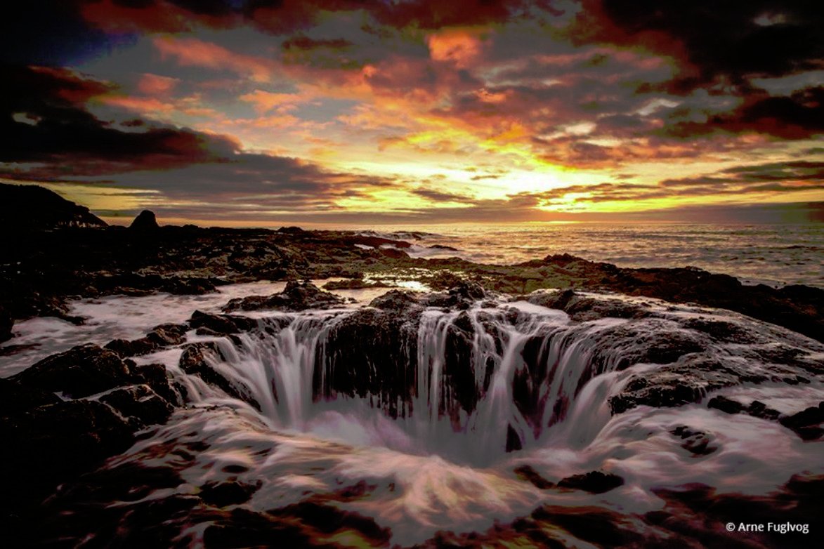 RT @KlatuBaradaNiko: “Thor’s Well” 
Location: Cape Perpetua, Oregon

#Photography   by Arne FuglvogL https://t.co/BqzI2mwQ7Q