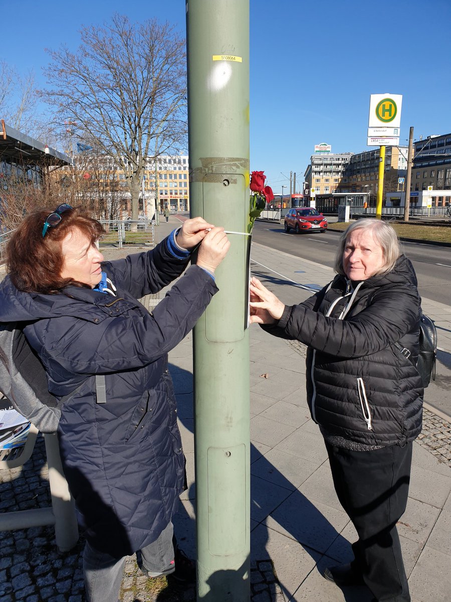 k_ronneburg's tweet photo. Wir erinnern heute am #8Maerz in #Hellersdorf an die Frauen, nach denen unsere Straßen und Plätze benannt sind.  Viele bleiben stehen und beschäftigen sich mit den Biographien. #Frauentag #Frauenkampftag #MaHe https://t.co/zV2H8J6c3a