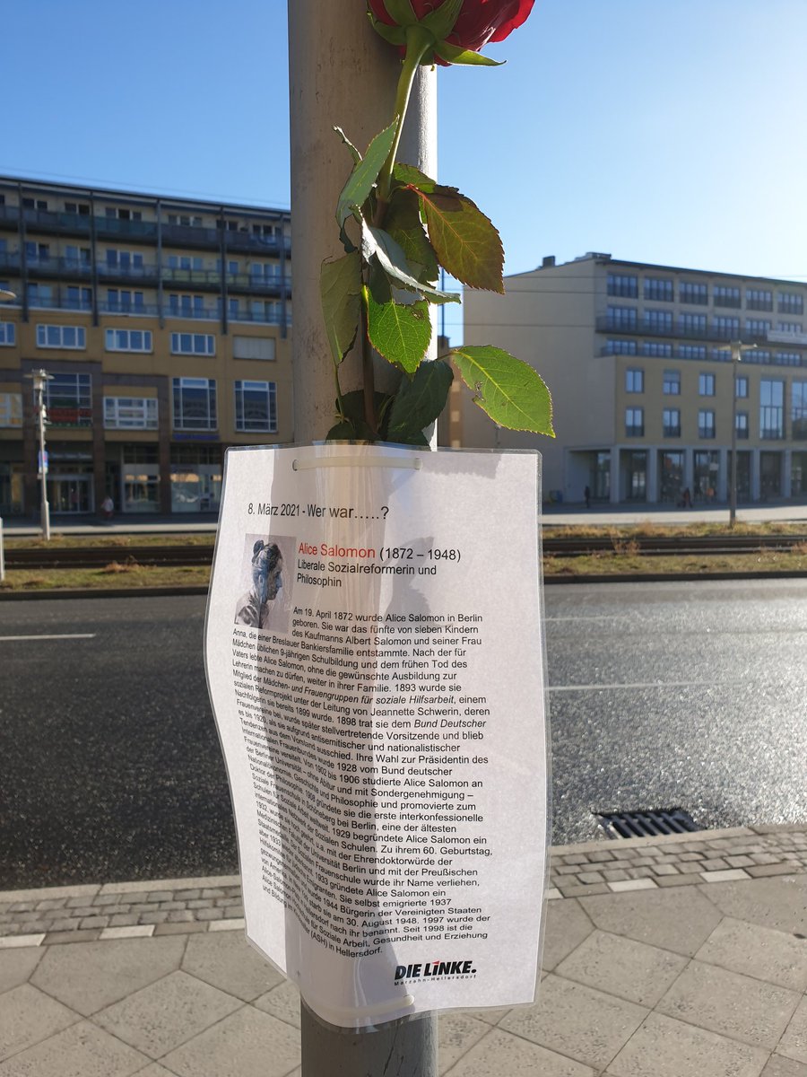 k_ronneburg's tweet photo. Wir erinnern heute am #8Maerz in #Hellersdorf an die Frauen, nach denen unsere Straßen und Plätze benannt sind.  Viele bleiben stehen und beschäftigen sich mit den Biographien. #Frauentag #Frauenkampftag #MaHe https://t.co/zV2H8J6c3a