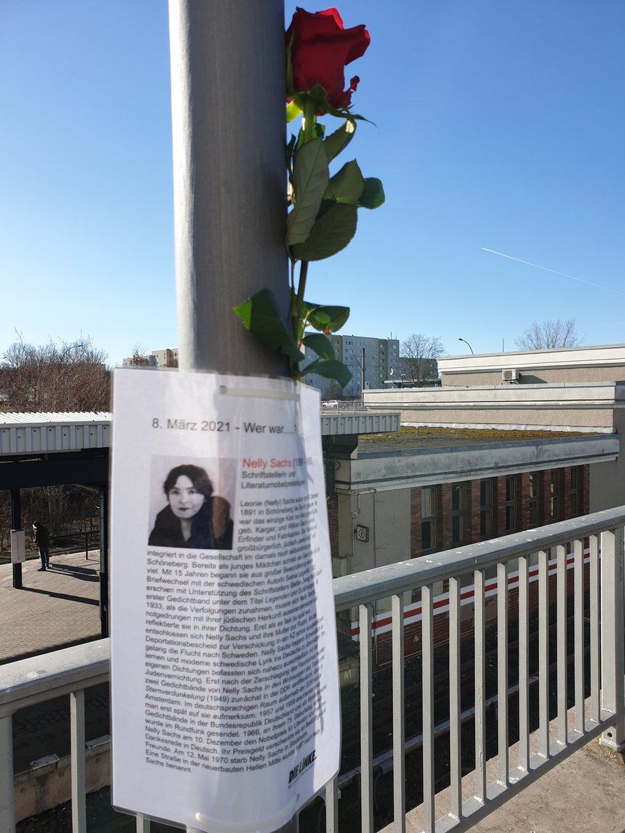 k_ronneburg's tweet photo. Wir erinnern heute am #8Maerz in #Hellersdorf an die Frauen, nach denen unsere Straßen und Plätze benannt sind.  Viele bleiben stehen und beschäftigen sich mit den Biographien. #Frauentag #Frauenkampftag #MaHe https://t.co/zV2H8J6c3a