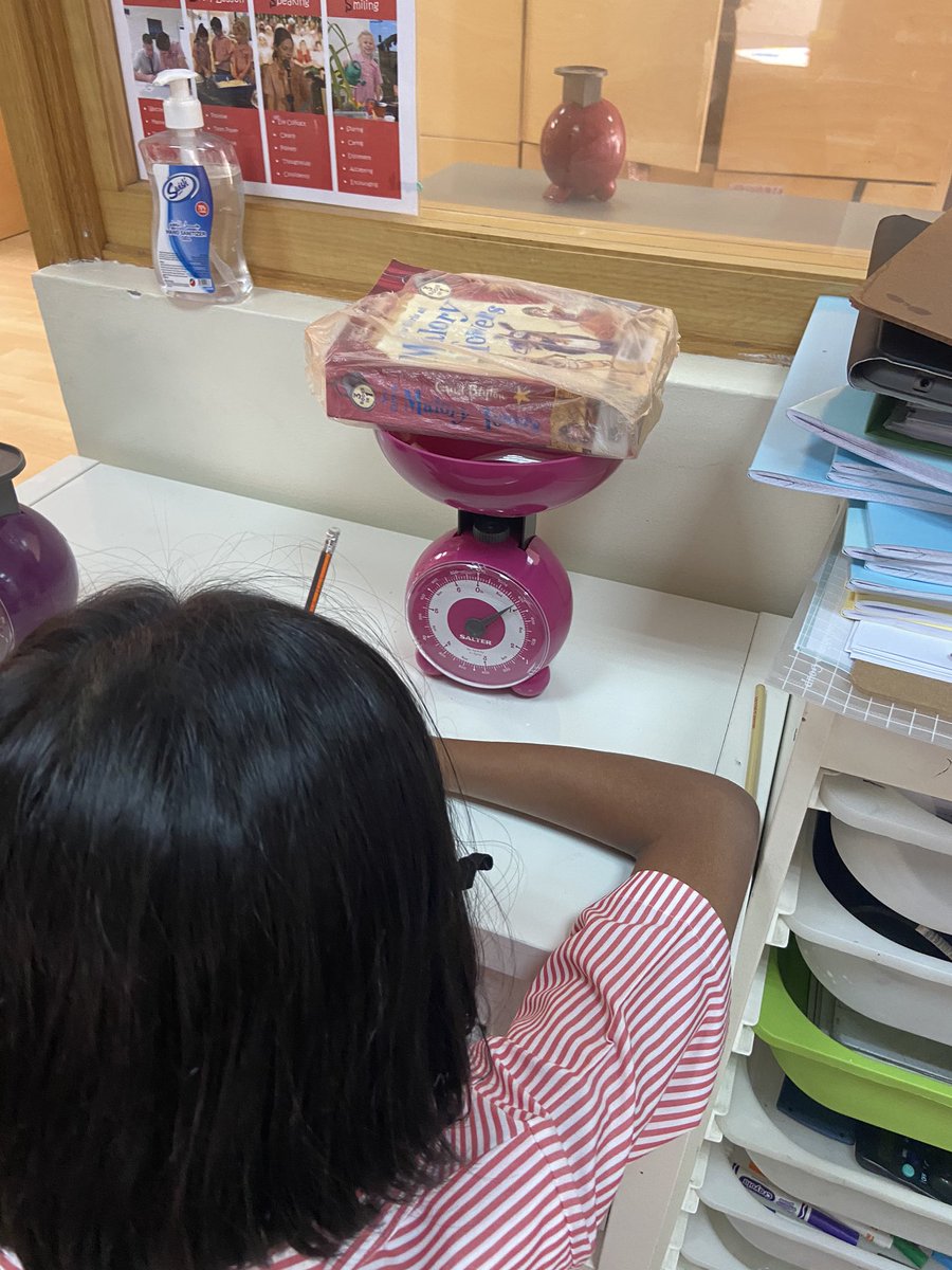 DESSyear5's tweet photo. @DESSyear5 5red investigation the force of Gravity to see it there is a link between mass (g/kg) and weight (N) #dess_science #yearfivered #forces #gravity #sirisaacnewton https://t.co/uJo1Fck9vn