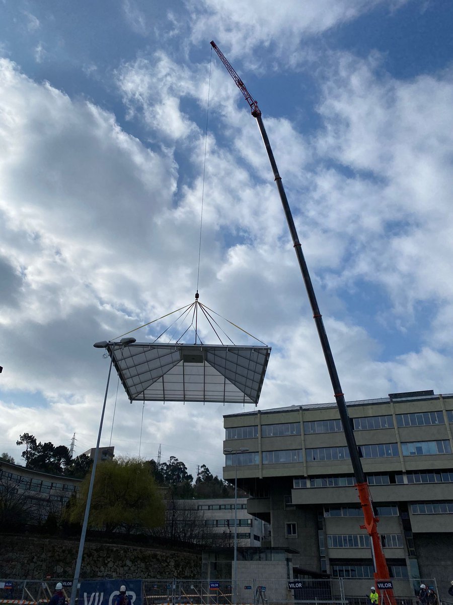 UDC_gal's tweet photo. Dentro das obras de mellora de eficiencia enerxética da Escola de Arquitectura da UDC, onte procedeuse a cambiar o lucernario que cubre o patio. Montouse un guindastre de 70 metros de altura que izou a pirámide desde a planta superior do aparcadoiro https://t.co/nnyNdecSwp