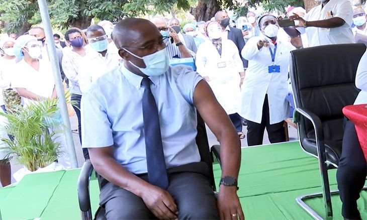 clubOmozambique's tweet photo. #Mozambique: Vaccination for health professionals starts with Armindo Tiago
https://t.co/R4VJVjMBpe
#Mocambique #vaccines @SaudeMisau @AfricaCDC #Coronavirus #covid19 #SADC #Africa @WHO @WHOAFRO @OMSMocambique #501V2 https://t.co/LctGH7FIU9