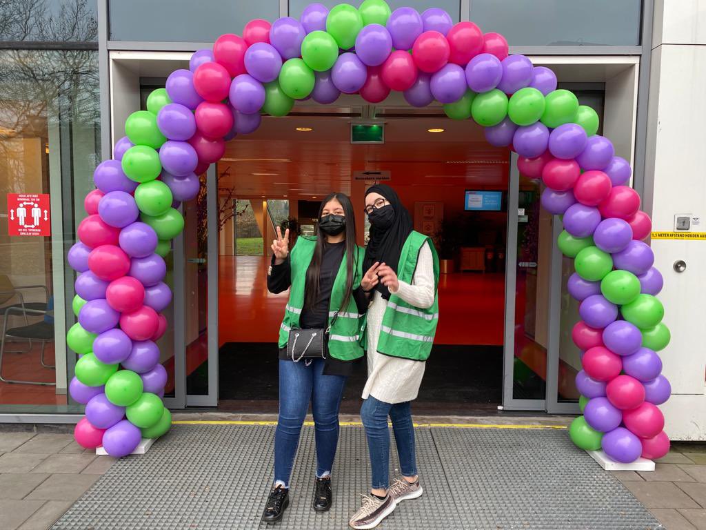 Vanaf vandaag komen onze leerlingen weer meer naar school. We zijn trots op onze Corona-coaches. Zij helpen mee dat het Corona-proof gebeurt👍