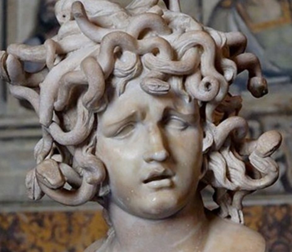 Hoy #8M2021 queremos recordar el mito de Medusa, que fue violada y criminalizada por ello. Esta es sólo una historia, pero refleja la realidad de miles de mujeres, de todas las mujeres.